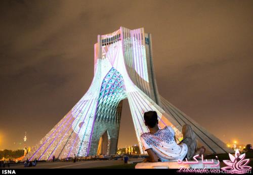 نورپردازی برج آزادی توسط هنرمند آلمانی